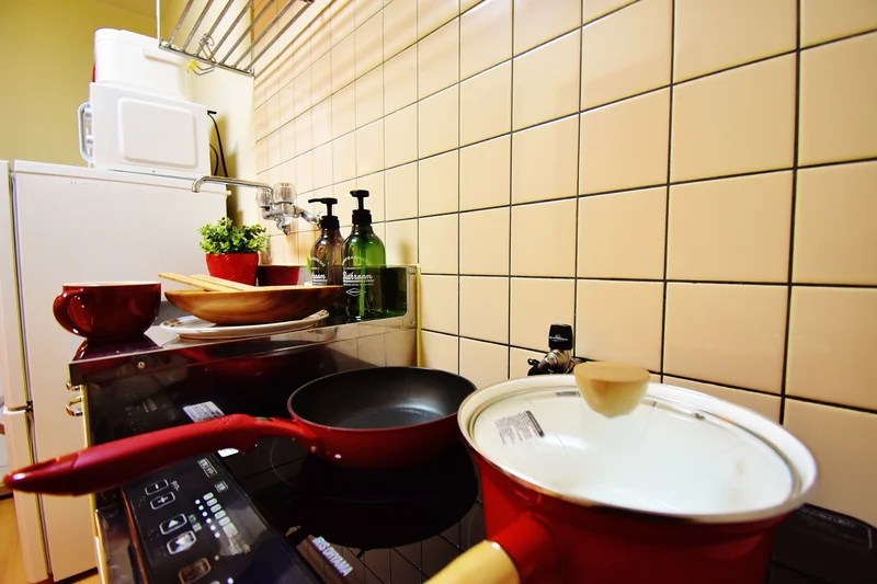 【イメージ】キッチンには冷蔵庫、ケトル、炊飯器、調理器具を完備。ホテルと違い自炊できるのでで長期ご利用のお客様でも安心ですね！市立四日市病院(中川原駅)ウィークリーマンションの強みです♪