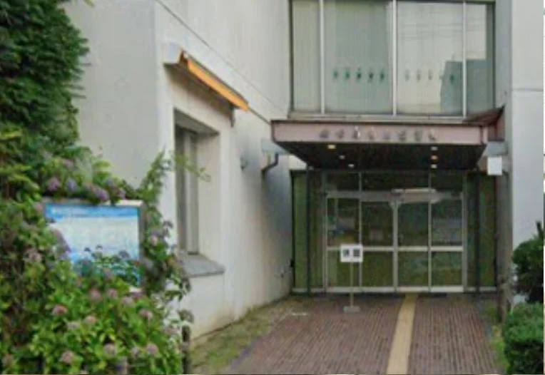 四日市市立図書館　徒歩１１分