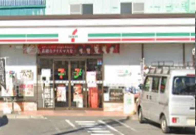 セブン-イレブン 四日市白須賀店　徒歩５分