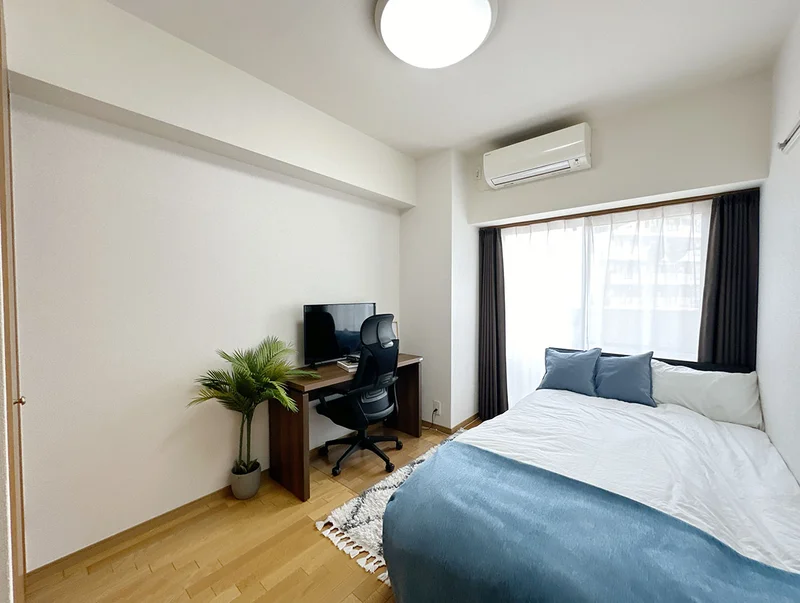 写真はお部屋のイメージです。ラグなどの室内装飾はございません。