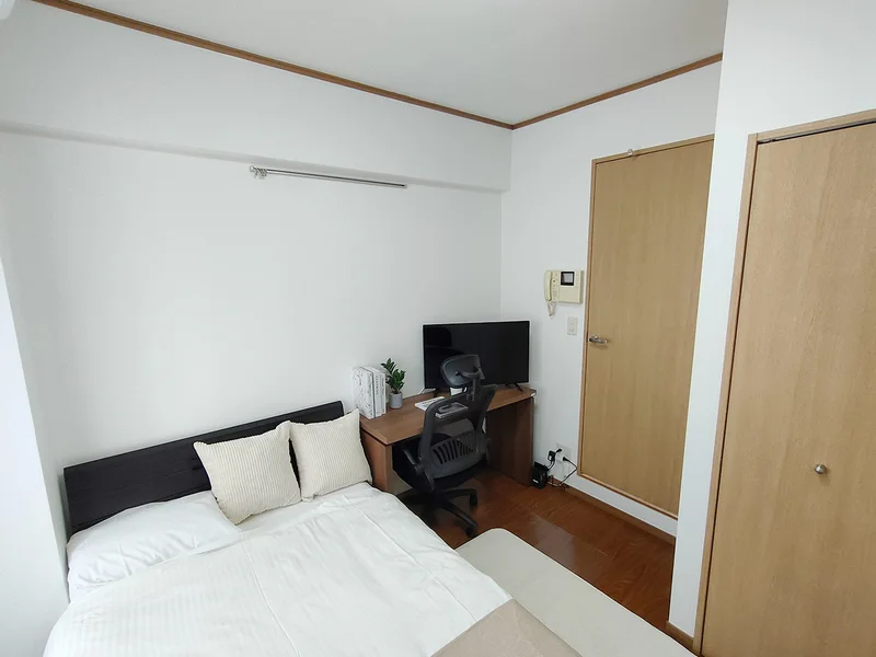 写真はお部屋のイメージです。ラグなどの室内装飾はございません。