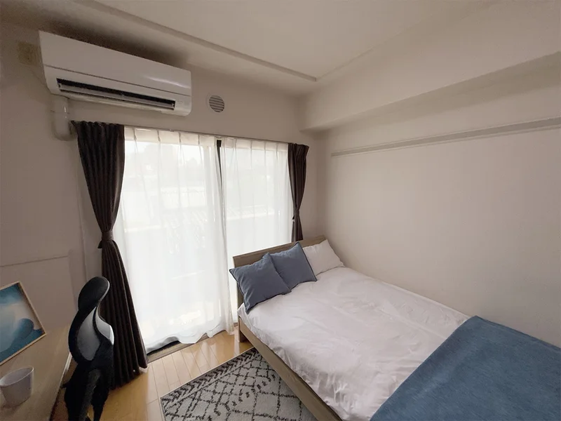 写真はお部屋のイメージです。ラグ等の室内装飾はございません。