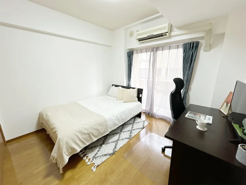 写真はお部屋のイメージです。ラグなどの室内装飾はございません。