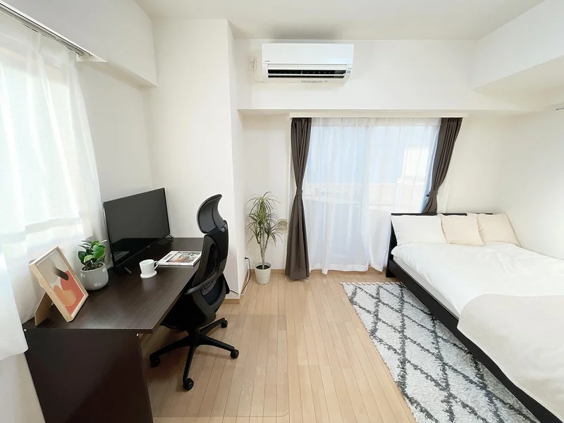 写真はお部屋のイメージです。ラグなどの室内装飾はございません。