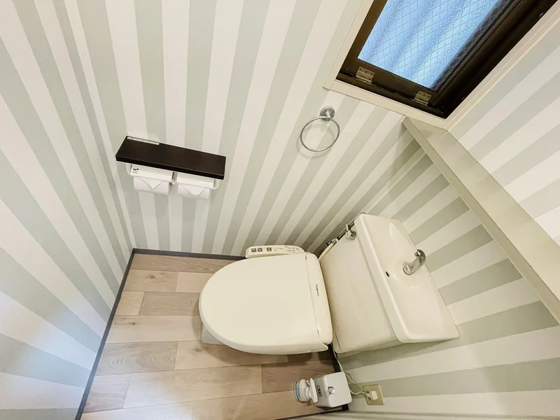 ウォシュレットつきのトイレです。老若男女皆様に安心してご利用いただけますね☆トイレにもトイレ用洗剤とトイレ用ブラシをご用意しておりますので長期ご利用の場合の気になる汚れなどもお掃除して頂けます＾＾