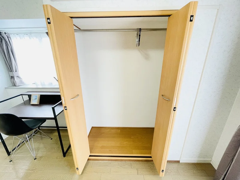 収納スペースも広く、長期滞在でも安心！！嬉しいポール付☆☆