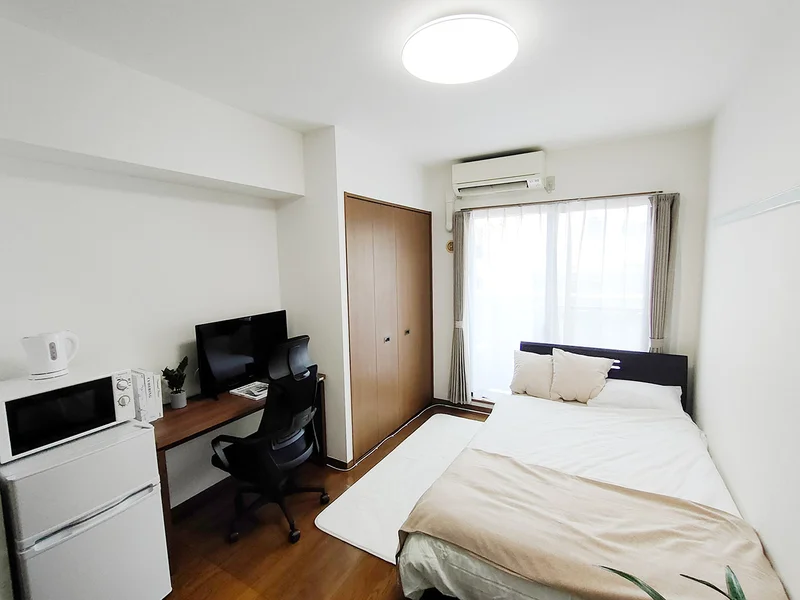 写真はお部屋のイメージです。ラグなどの室内装飾はございません。