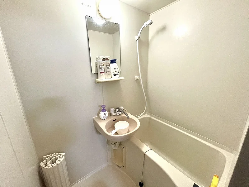 【滋賀大津駅前ウィークリーマンションバス画像】滋賀大津駅前マンスリーマンションでは、バスルームにも多数の備品を設置。シャンプー、トリートメント、ドライヤーは標準設備♪