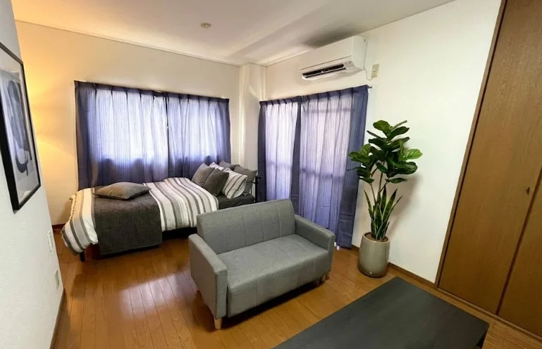 Kマンスリー滋賀大津駅前306♪大きなソファーと大画面のテレビでごゆっくりお過ごしいただけます♪※植木と額とクッションなどの装飾は写真用です。