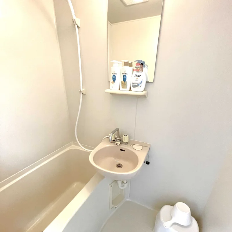 シャンプーやリンス、ボディソープ、バスマジックリンも完備です☆掃除用のスポンジもご用意しております。