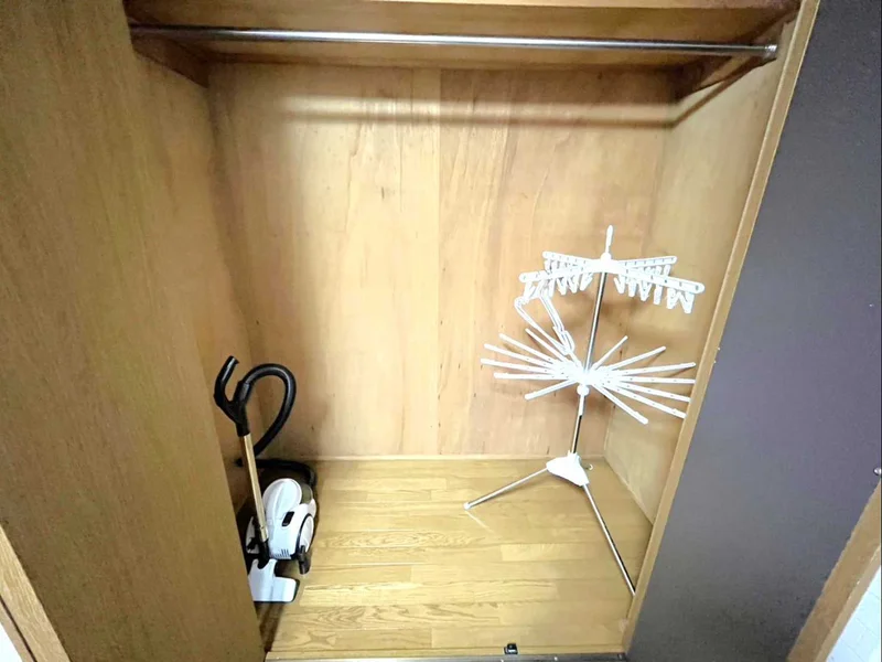 大容量の収納スペースもございます♪掃除機や室内干し用のパラソルハンガーもご用意しております★