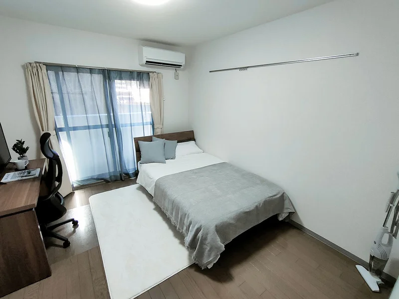 写真はお部屋のイメージです。ラグなどの室内装飾はございません。