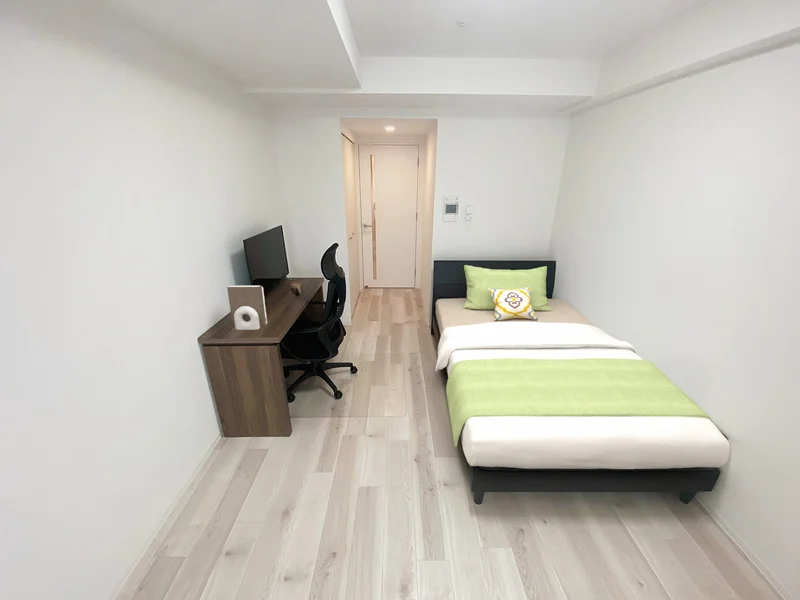 写真はお部屋のイメージです。ラグなどの室内装飾はございません。