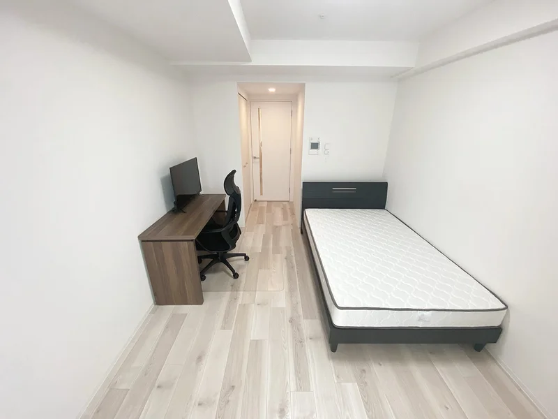 写真はお部屋のイメージです。ラグなどの室内装飾はございません。