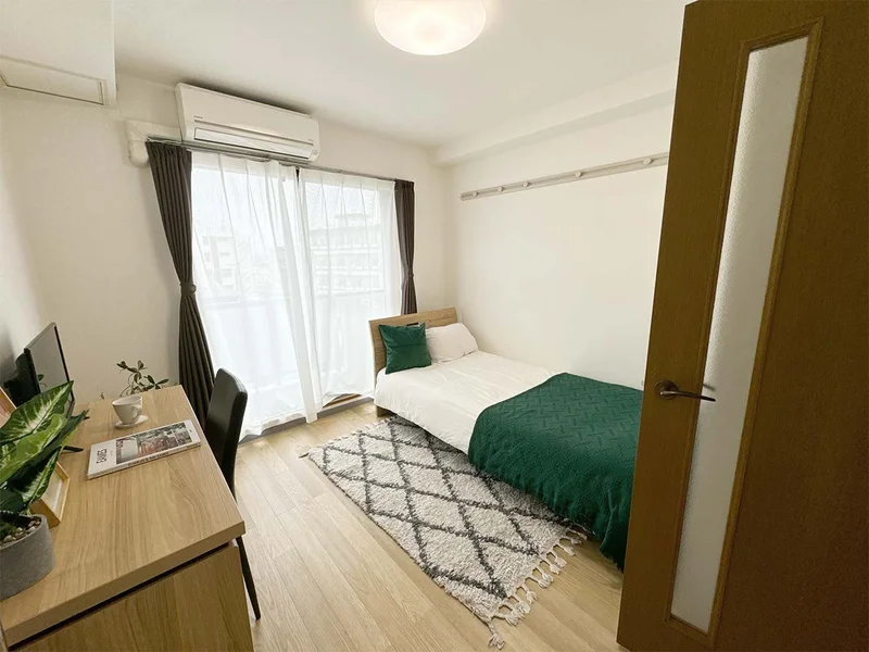 写真はお部屋のイメージです。ラグなどの室内装飾はございません。