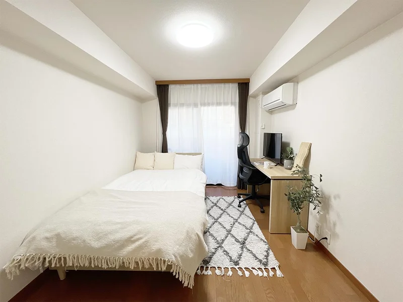 写真はお部屋のイメージです。ラグなどの室内装飾はございません。