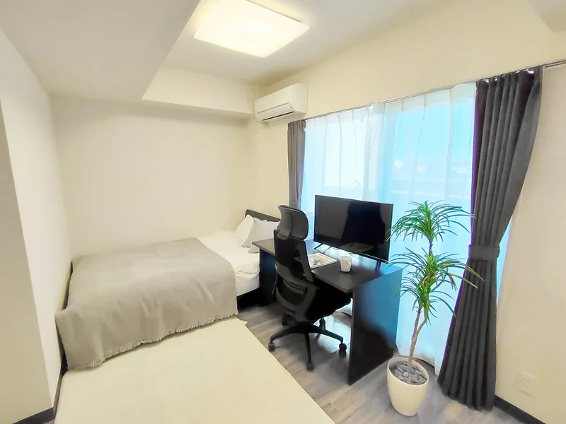 写真はお部屋のイメージです。ラグなどの室内装飾はございません。