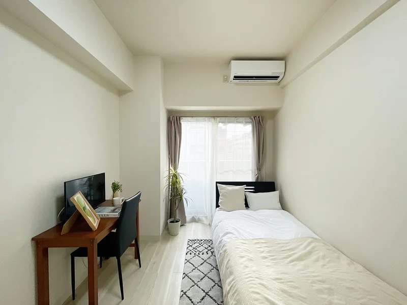 写真はお部屋のイメージです。ラグなどの室内装飾はございません。