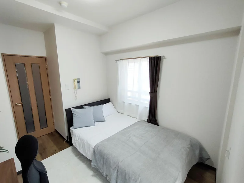 写真はお部屋のイメージです。ラグなどの室内装飾はございません。