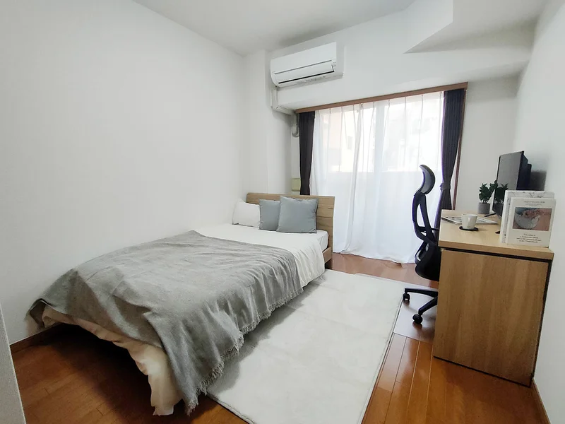 写真はお部屋のイメージです。ラグなどの室内装飾はございません。