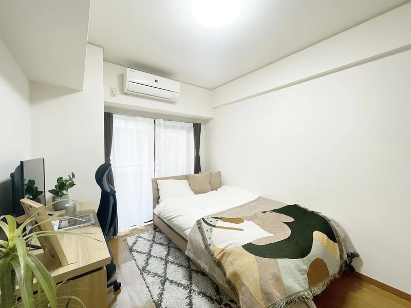 写真はお部屋のイメージです。ラグなどの室内装飾はございません。