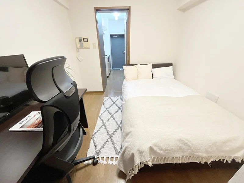 写真はお部屋のイメージです。ラグなどの室内装飾はございません。