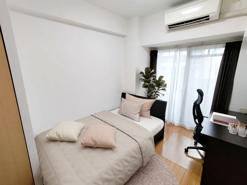 写真はお部屋のイメージです。ラグなどの室内装飾はございません。