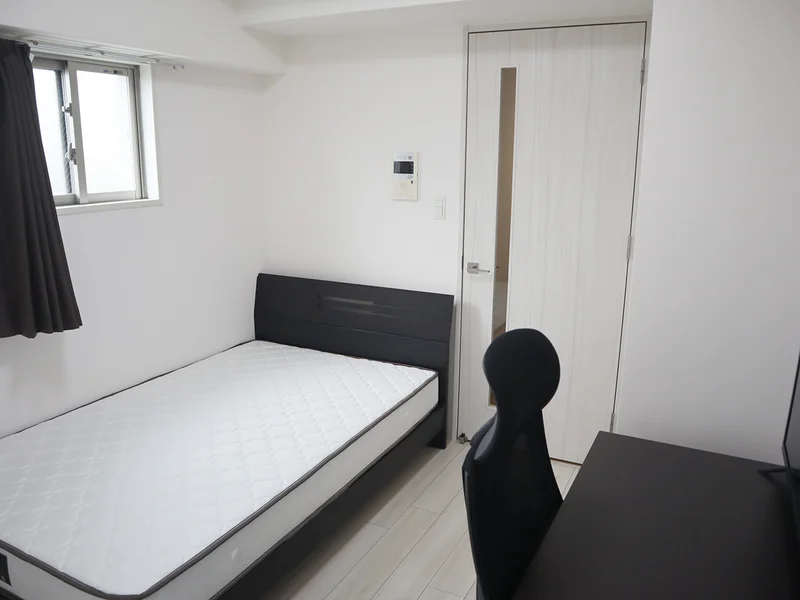 写真はお部屋のイメージです。ラグなどの室内装飾はございません。