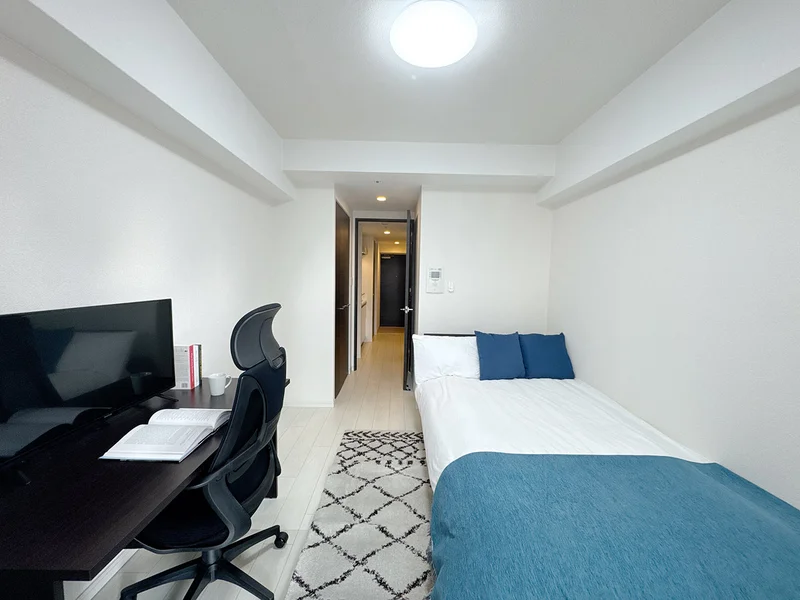 写真はお部屋のイメージです。ラグなどの室内装飾はございません。