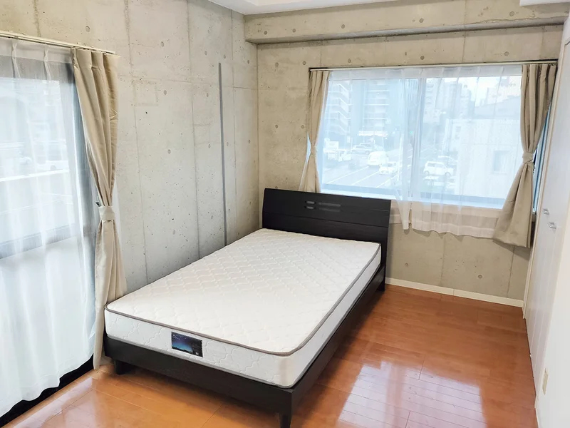 写真はお部屋のイメージです。ラグなどの室内装飾はございません。