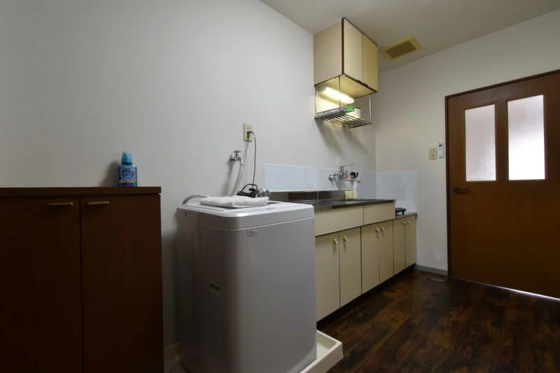 室内洗濯機置き場があり洗剤もございます！キッチンでは調理器具や食器類などもございます！　