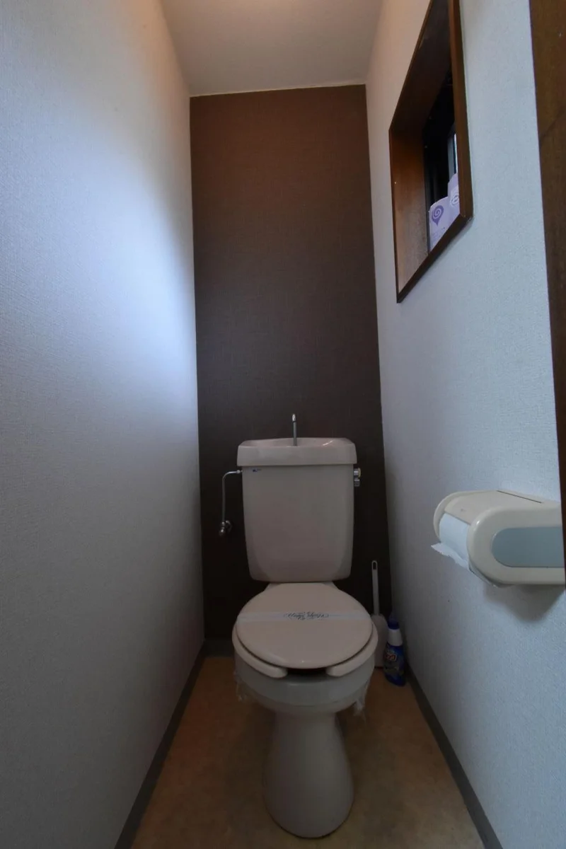 バストイレ別で　洗剤やペーパーもあります！　清潔に保てるので長期の滞在にも！