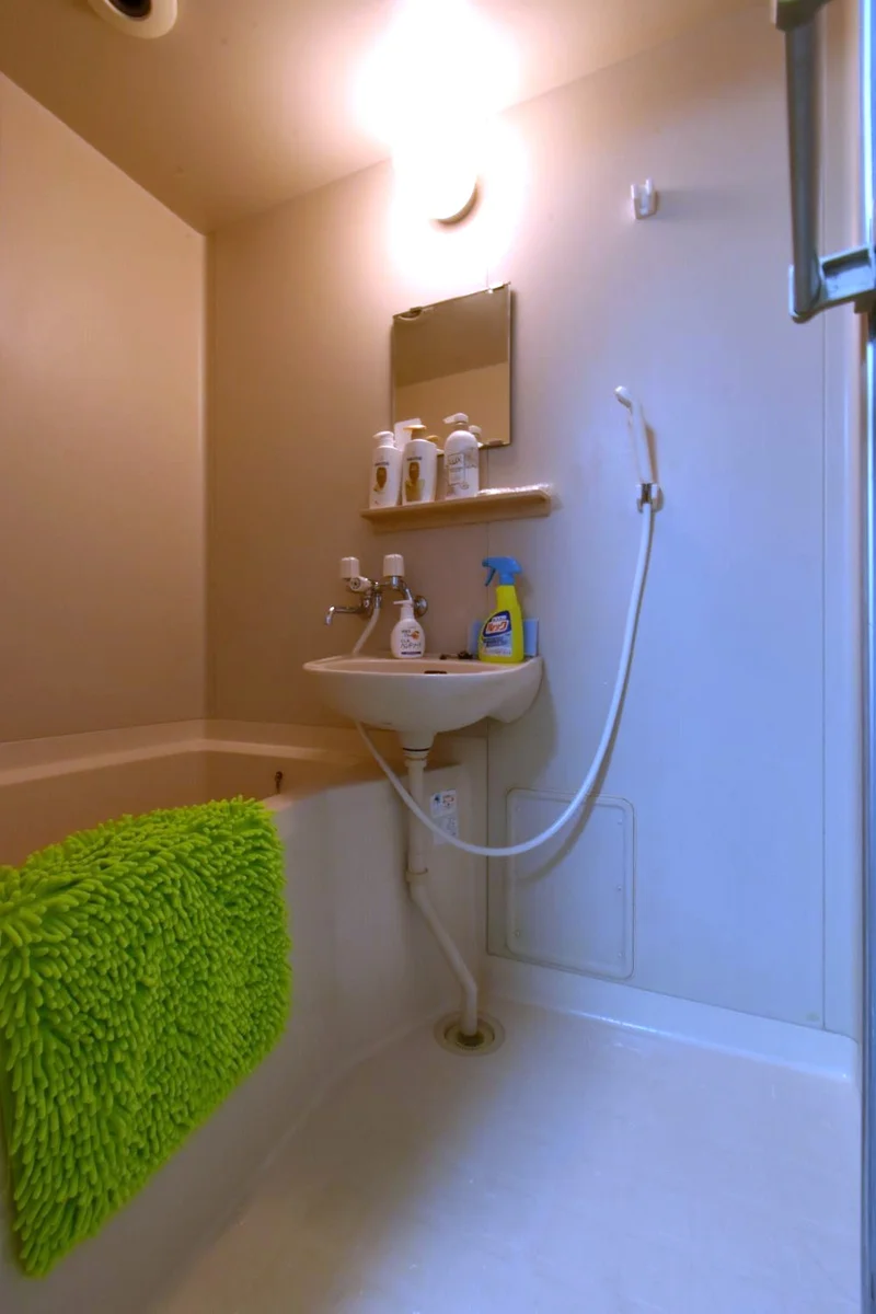 シャンプーやコンディショナーボディーソープなどあり！　湯船にお湯を張れるので浸かることができて一日の疲れを落としていただけます。