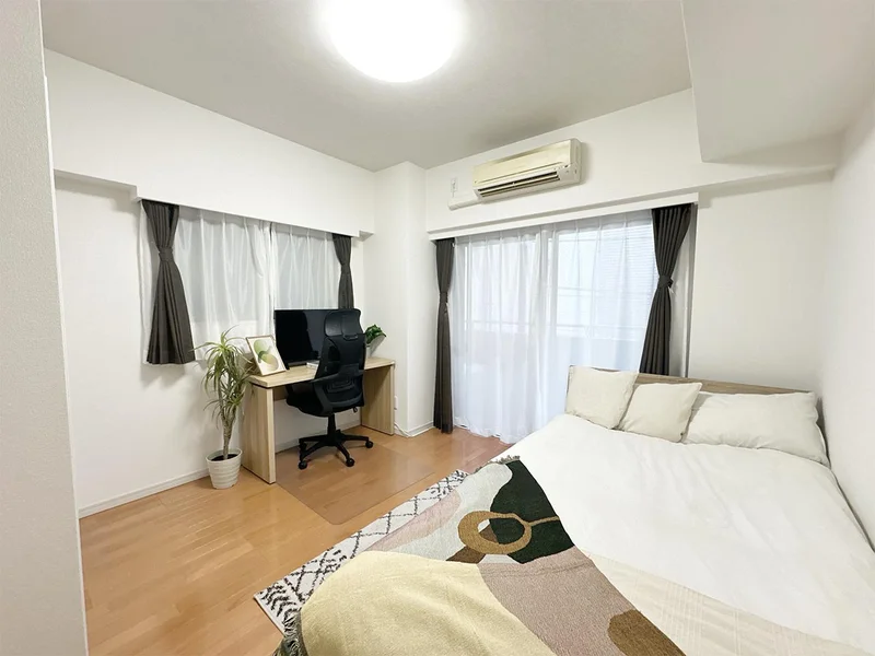写真はお部屋のイメージです。ラグなどの室内装飾はございません。