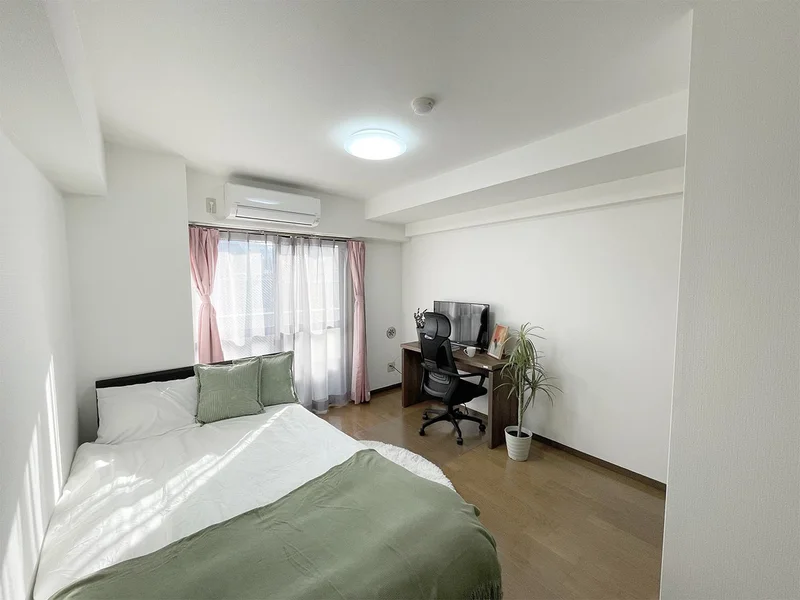 写真はお部屋のイメージです。ラグなどの室内装飾はございません。