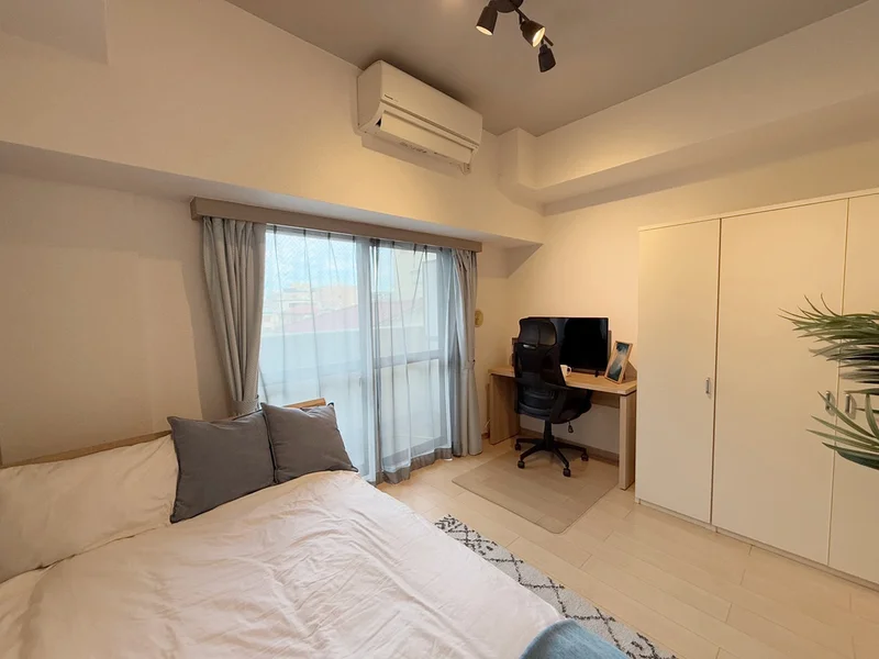 写真はお部屋のイメージです。ラグなどの室内装飾はございません。