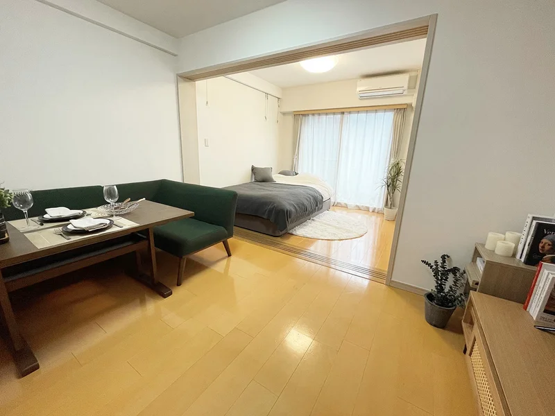 写真はお部屋のイメージです。ラグなどの室内装飾はございません。