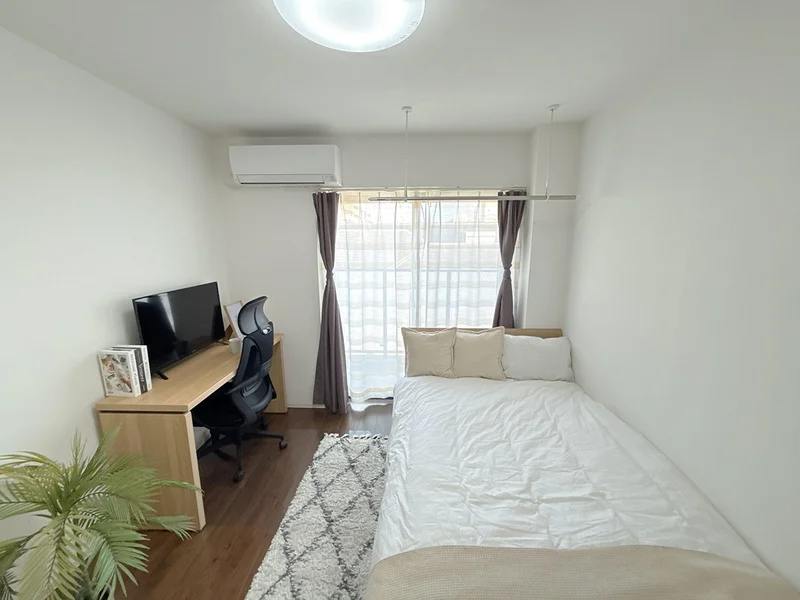 写真はお部屋のイメージです。ラグなどの室内装飾はございません。