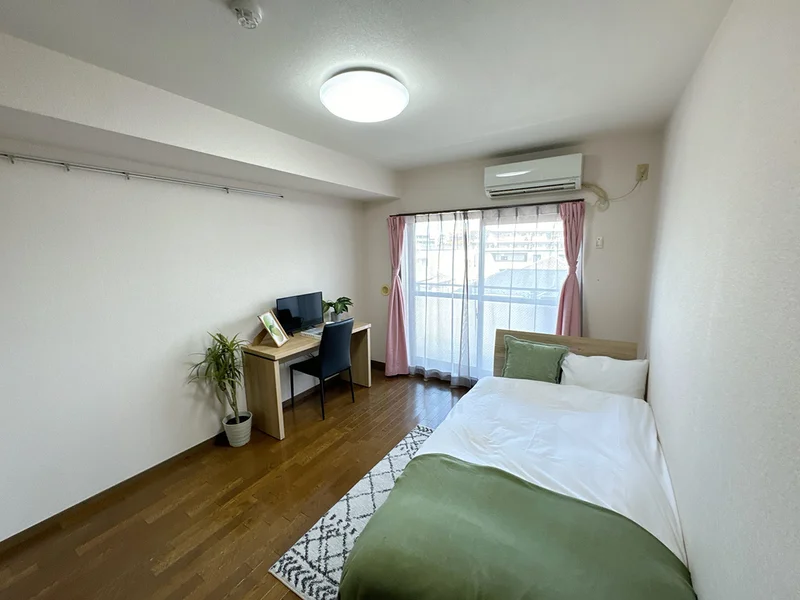 写真はお部屋のイメージです。ラグなどの室内装飾はございません。