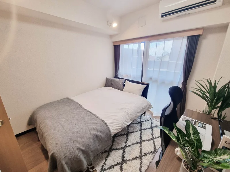 写真はお部屋のイメージです。ラグなどの室内装飾はございません。