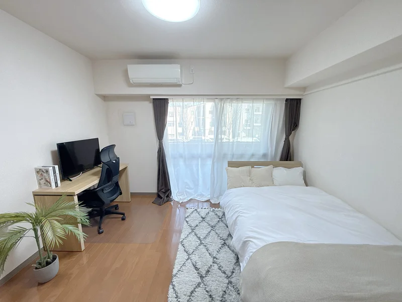 写真はお部屋のイメージです。ラグなどの室内装飾はございません。