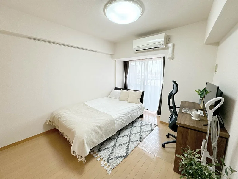 写真はお部屋のイメージです。ラグなどの室内装飾はございません。