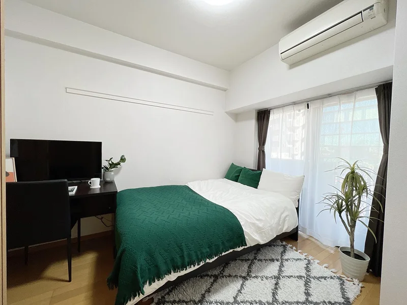 写真はお部屋のイメージです。ラグなどの室内装飾はございません。