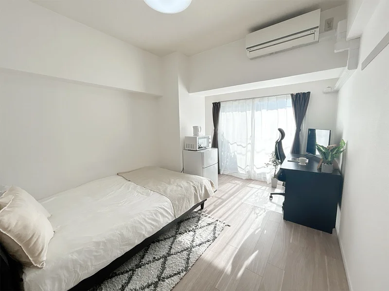 写真はお部屋のイメージです。ラグなどの室内装飾はございません。