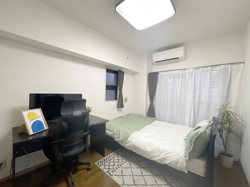 写真はお部屋のイメージです。ラグなどの室内装飾はございません。