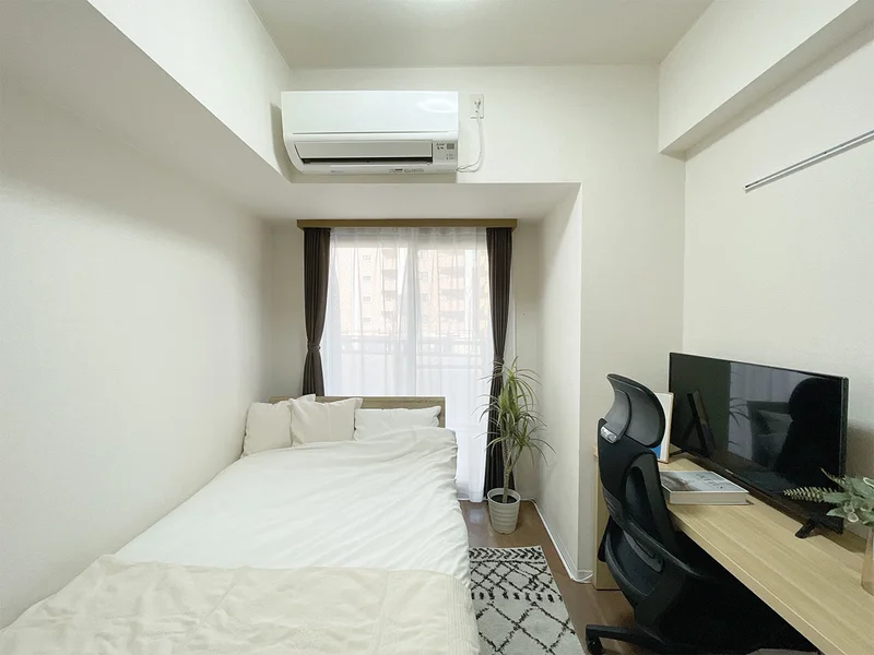 写真はお部屋のイメージです。ラグなどの室内装飾はございません。
