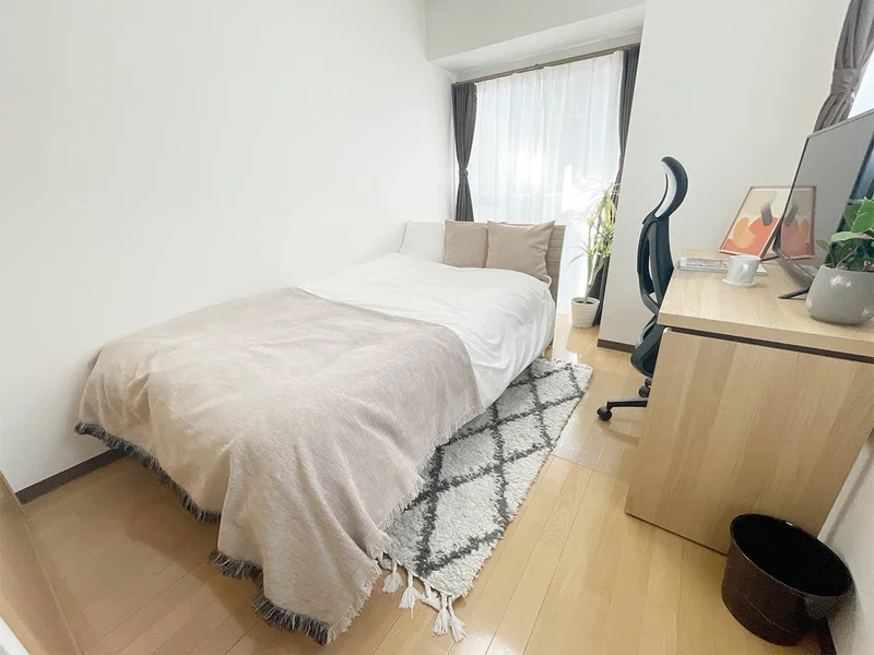 写真はお部屋のイメージです。ラグなどの室内装飾はございません。