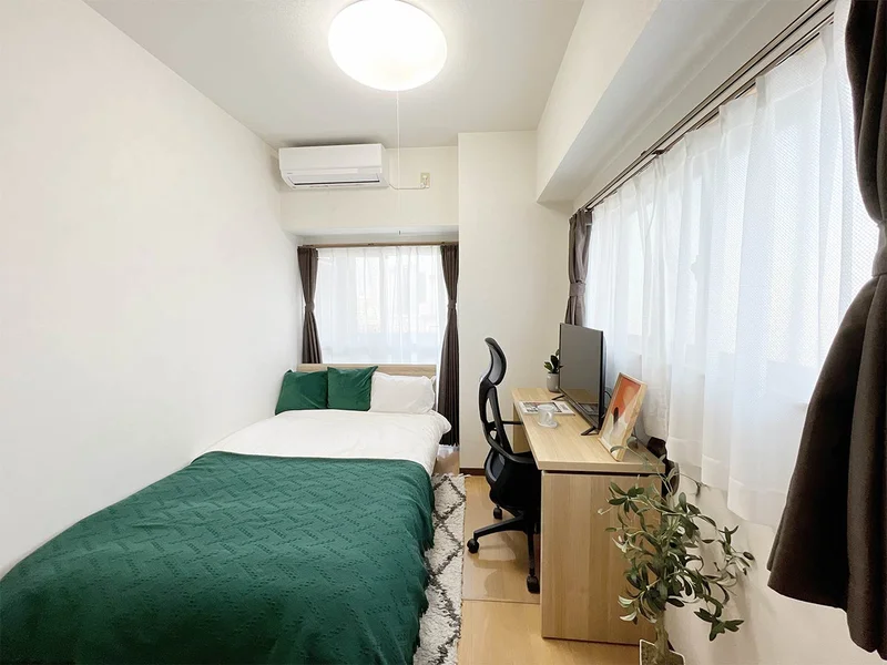 写真はお部屋のイメージです。ラグなどの室内装飾はございません。