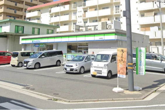 ファミリーマート 広島東雲店まで徒歩4分