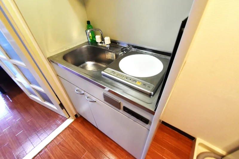 システムキッチン　1口IHにて、食器類豊富！　自炊可能で長期滞在でも健康面にも考慮できます！